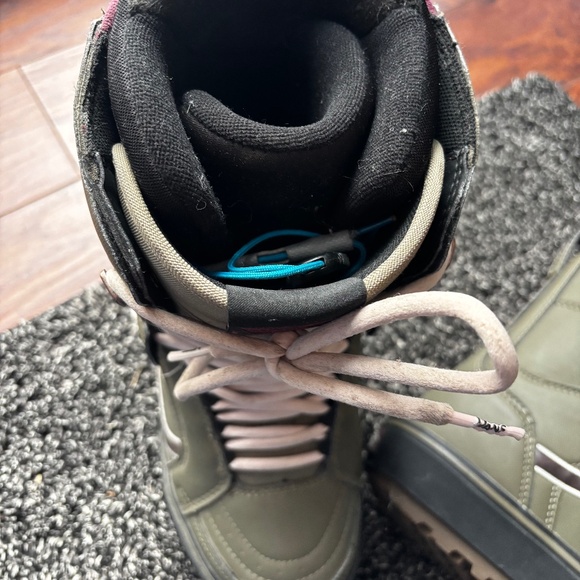 Women’s Vans Lace-Up Snowboard Boots - Picture 7 of 10
